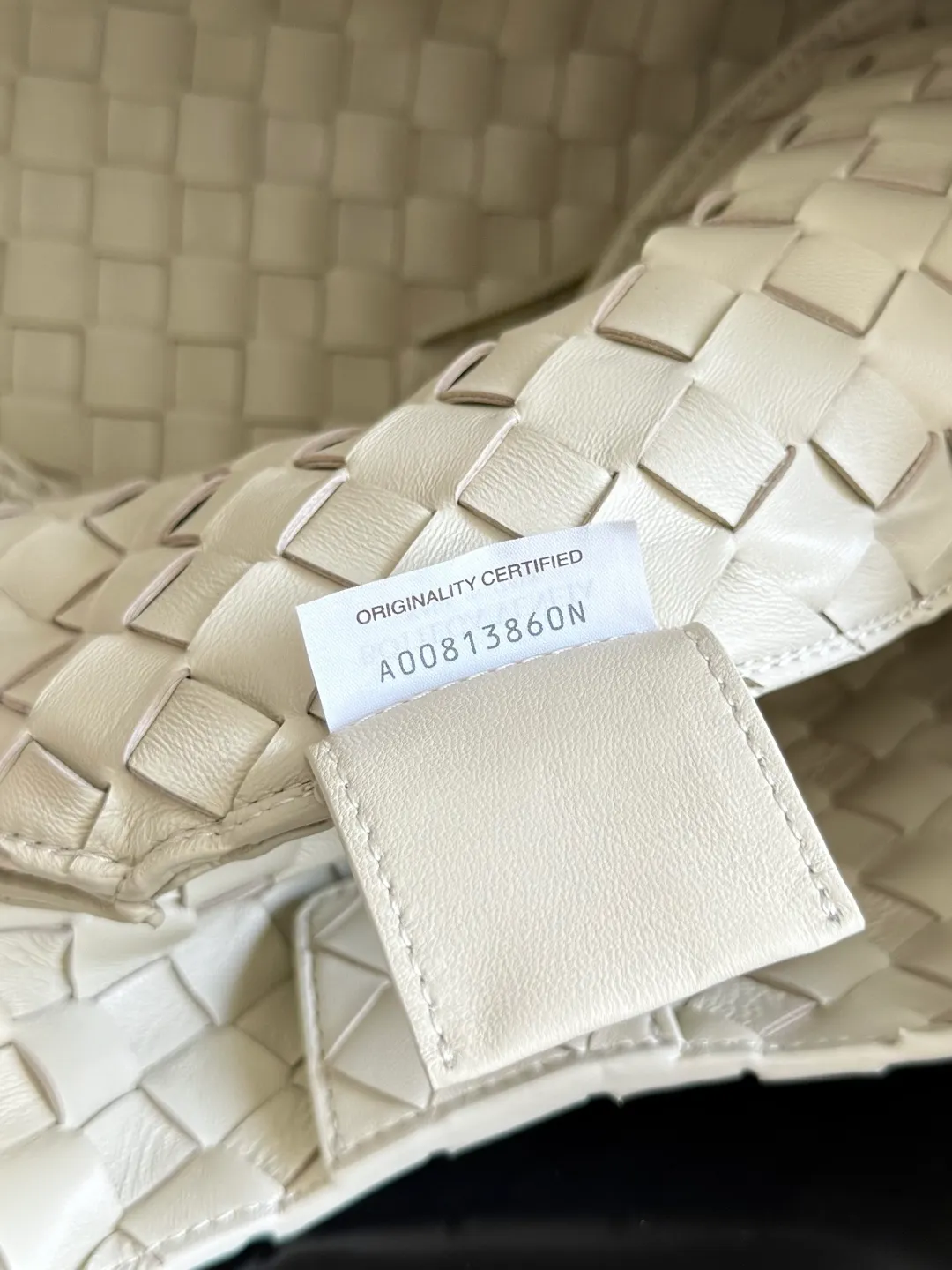 Batch 2160 new products are coming! BOTTEGA VENETA Bottega Veneta's 2025 new Campana shoulder bag is on the market~ First of all, I would like to praise the weight of this bag. As a not too small bag, it is very light for daily use. For people like me who need to carry a lot of belongings when going out, this advantage is great, and it greatly reduces the burden of traveling. 🛍️The shape is a bit like a combination of parachute and jodie. The blunt triangle shape is cute and honest. Carrying it on your back when going shopping is a good mood accelerator. The handles and body of the bag are both classic weaves. A tie is added to the original open design. If it is not tied up, the bag will look like a small vegetable basket when carried. Style number: 844249 Size: 33*20*16.5cm